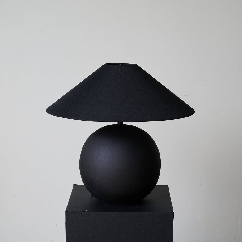 Lampă de masă cu sferă de obsidian
