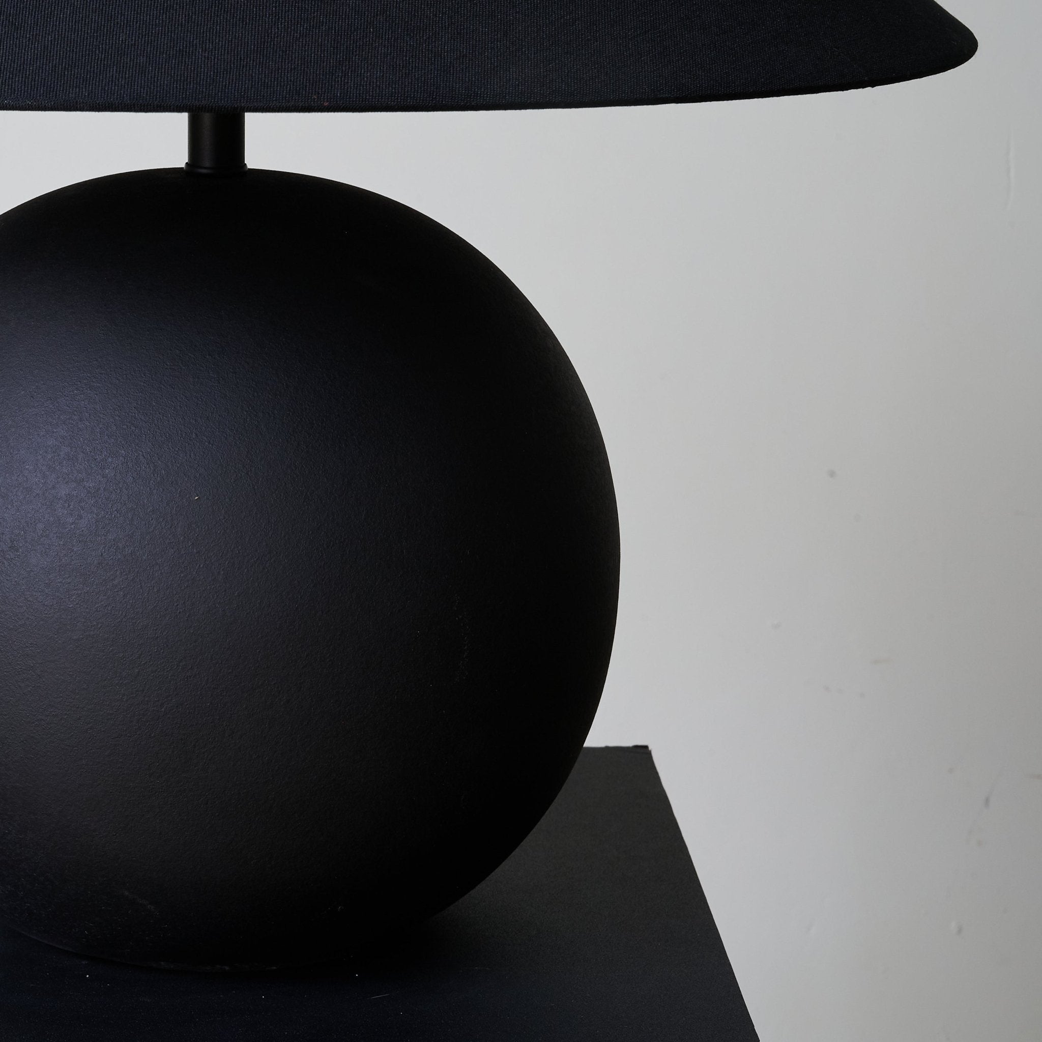 Lampă de masă cu sferă de obsidian