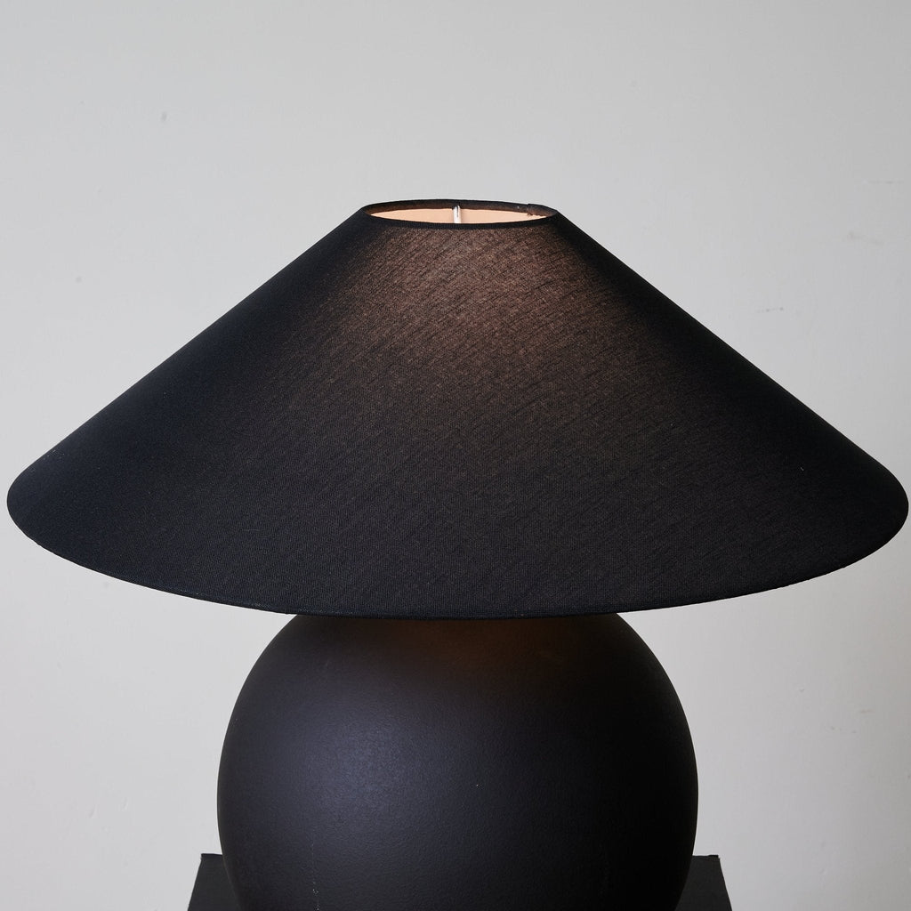 Lampă de masă cu sferă de obsidian