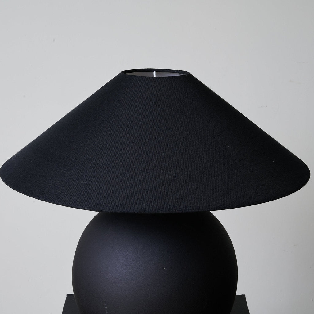 Lampă de masă cu sferă de obsidian