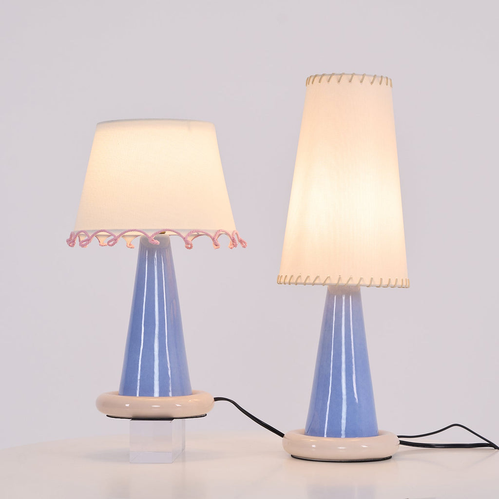 Lampă de masă cu panglică