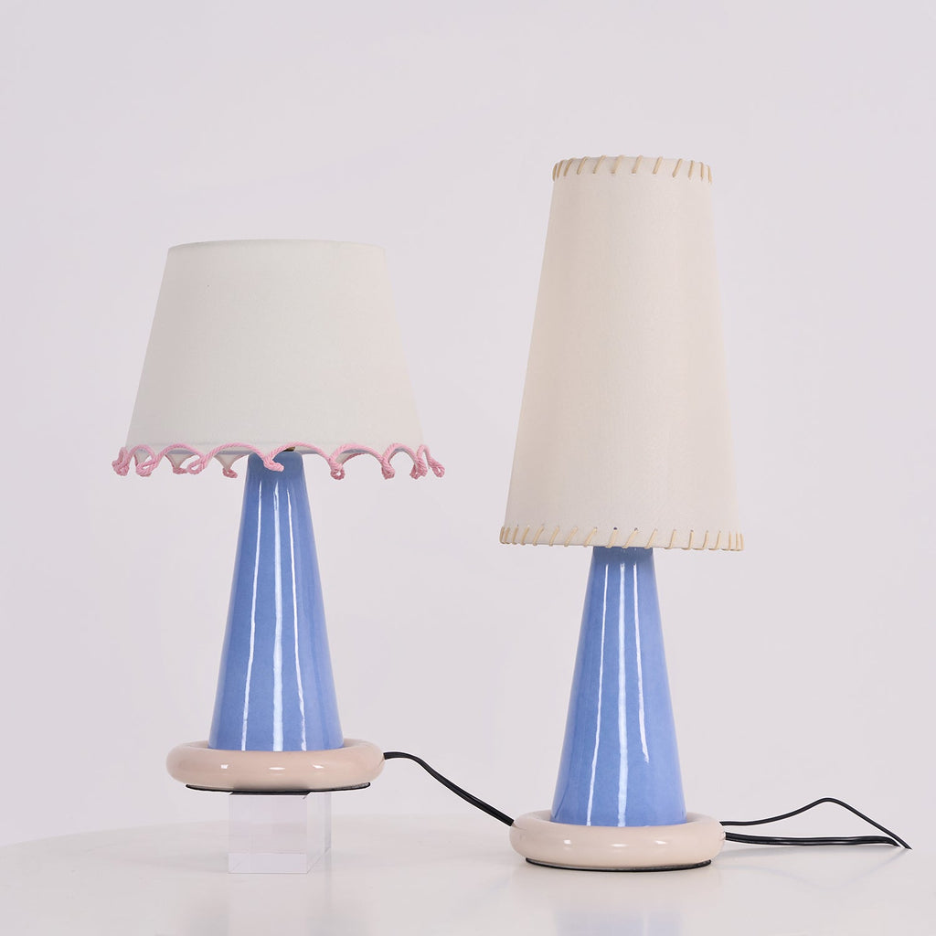 Lampă de masă cu panglică