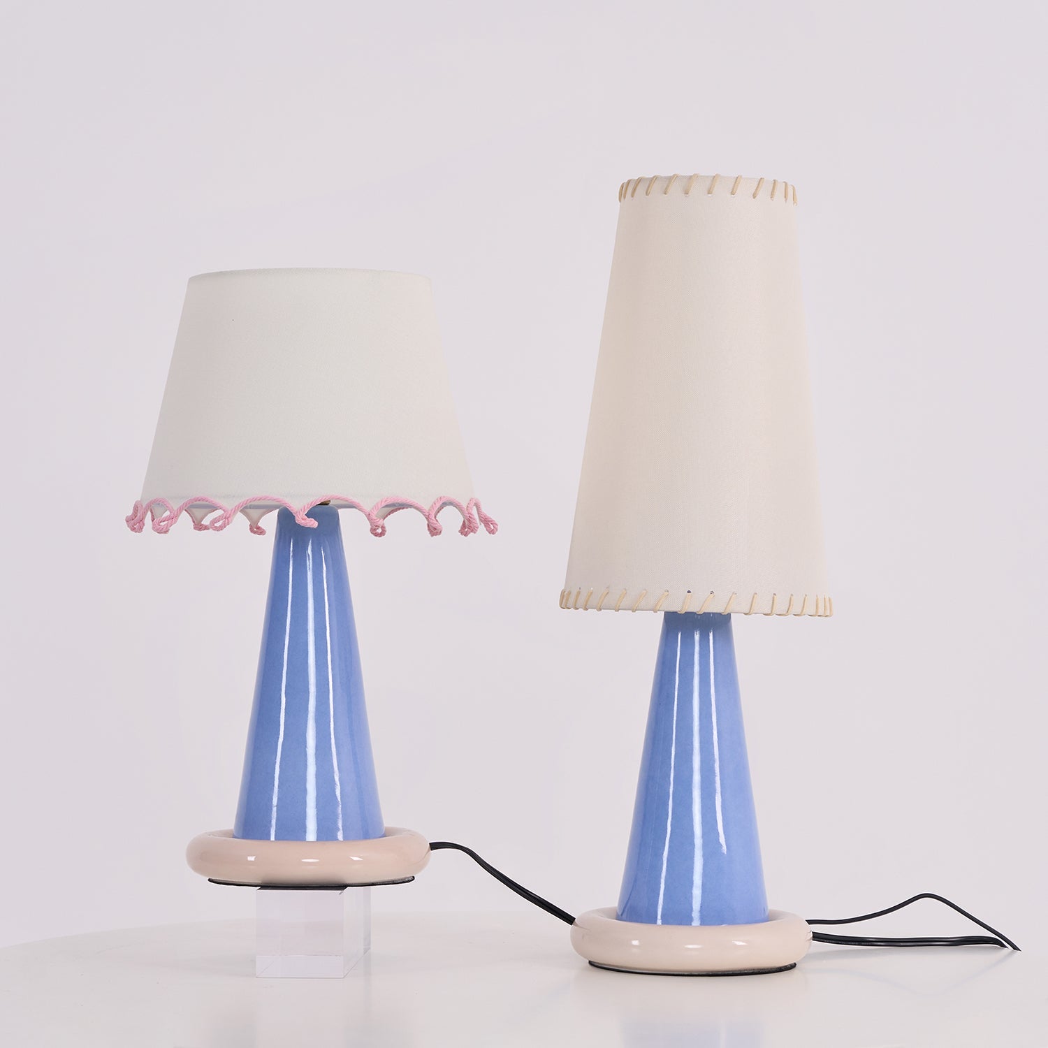 Lampă de masă cu panglică