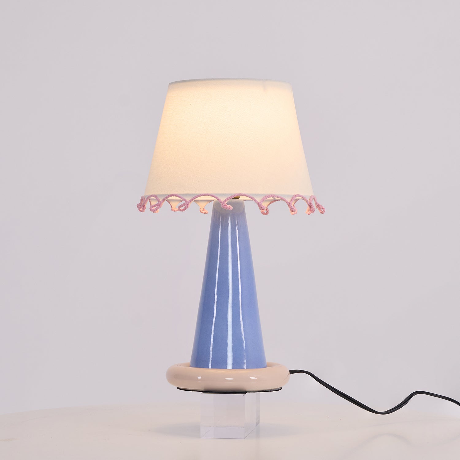 Lampă de masă cu panglică