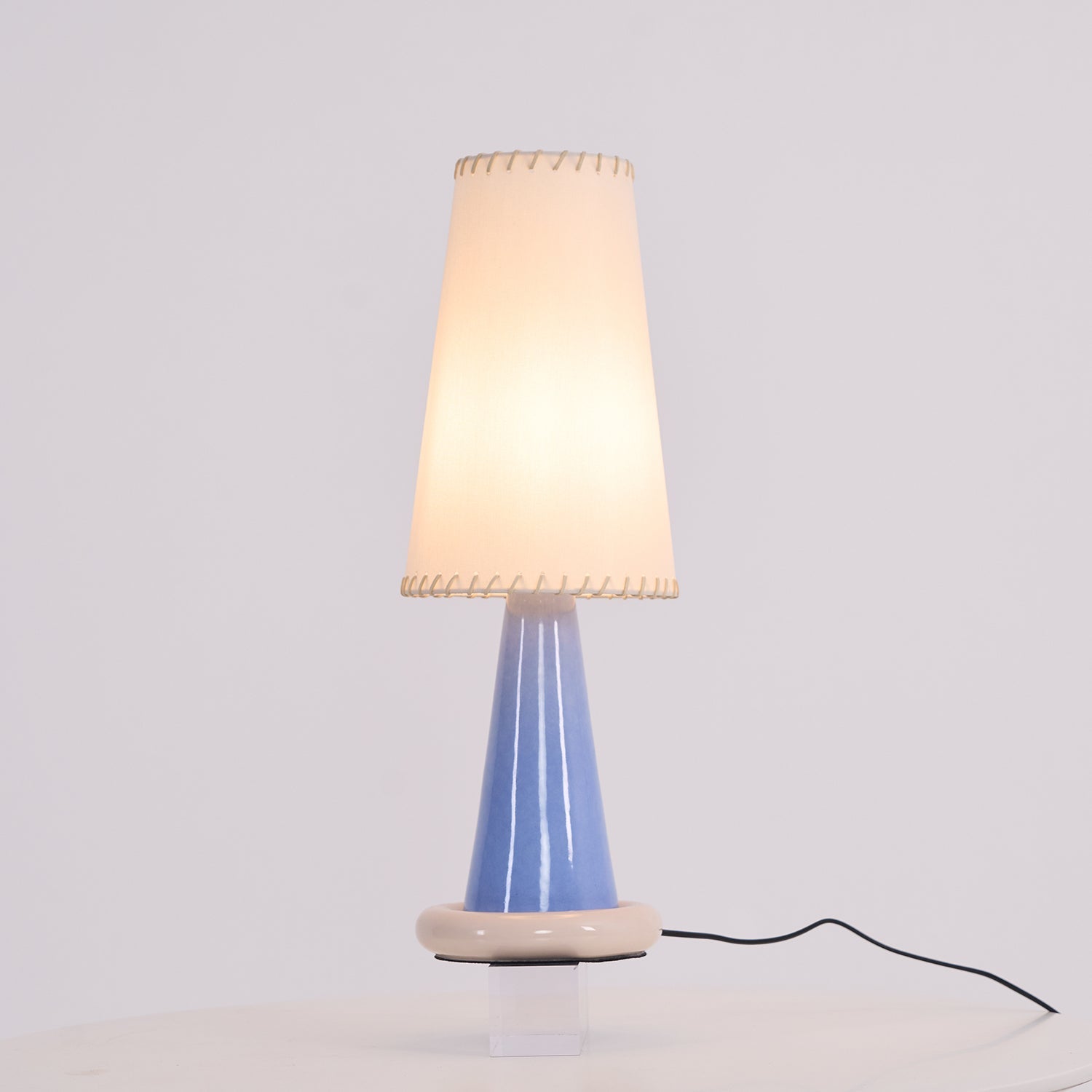 Lampă de masă cu panglică