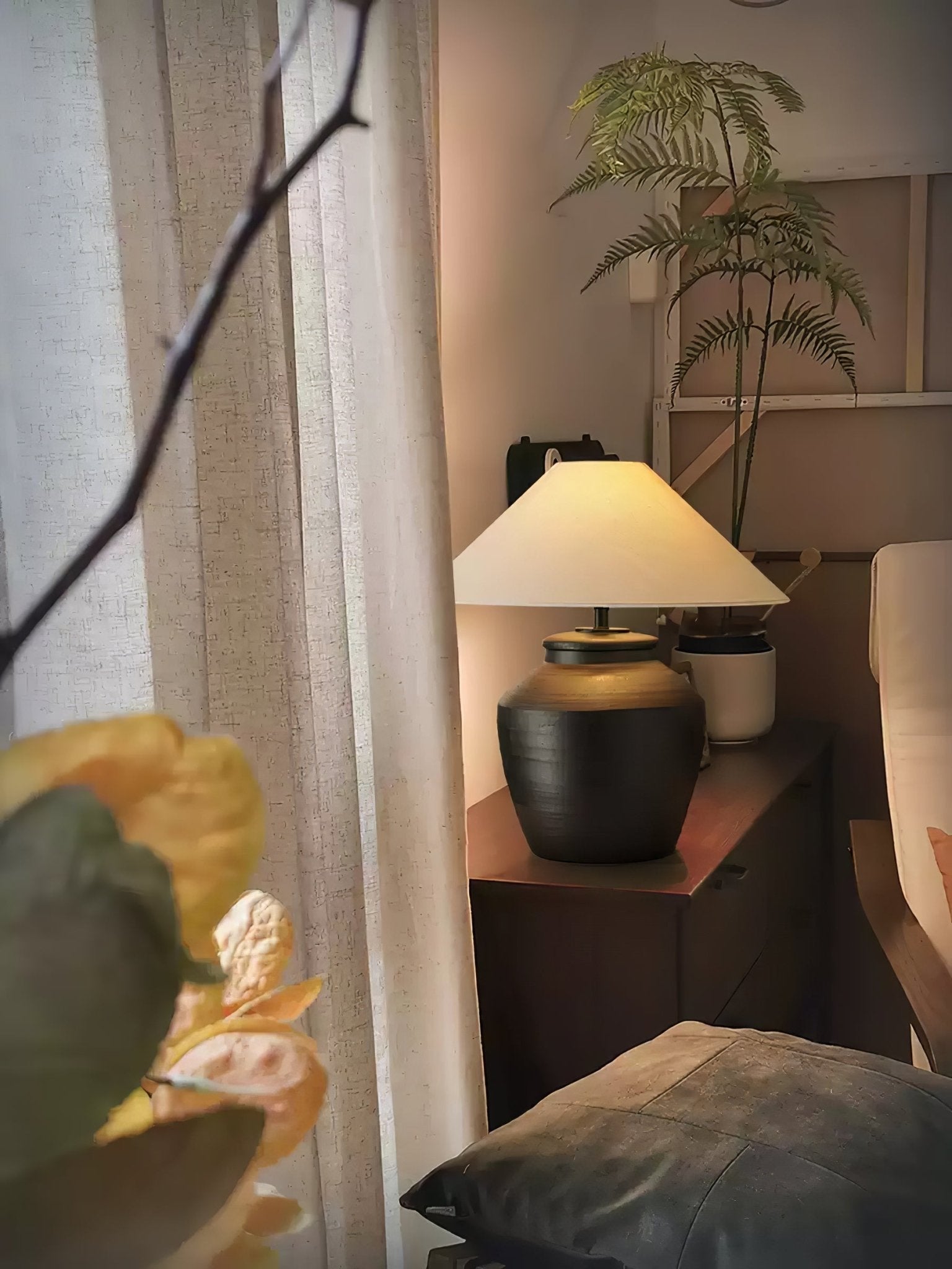 Lampă de masă rustică din ceramică neagră 