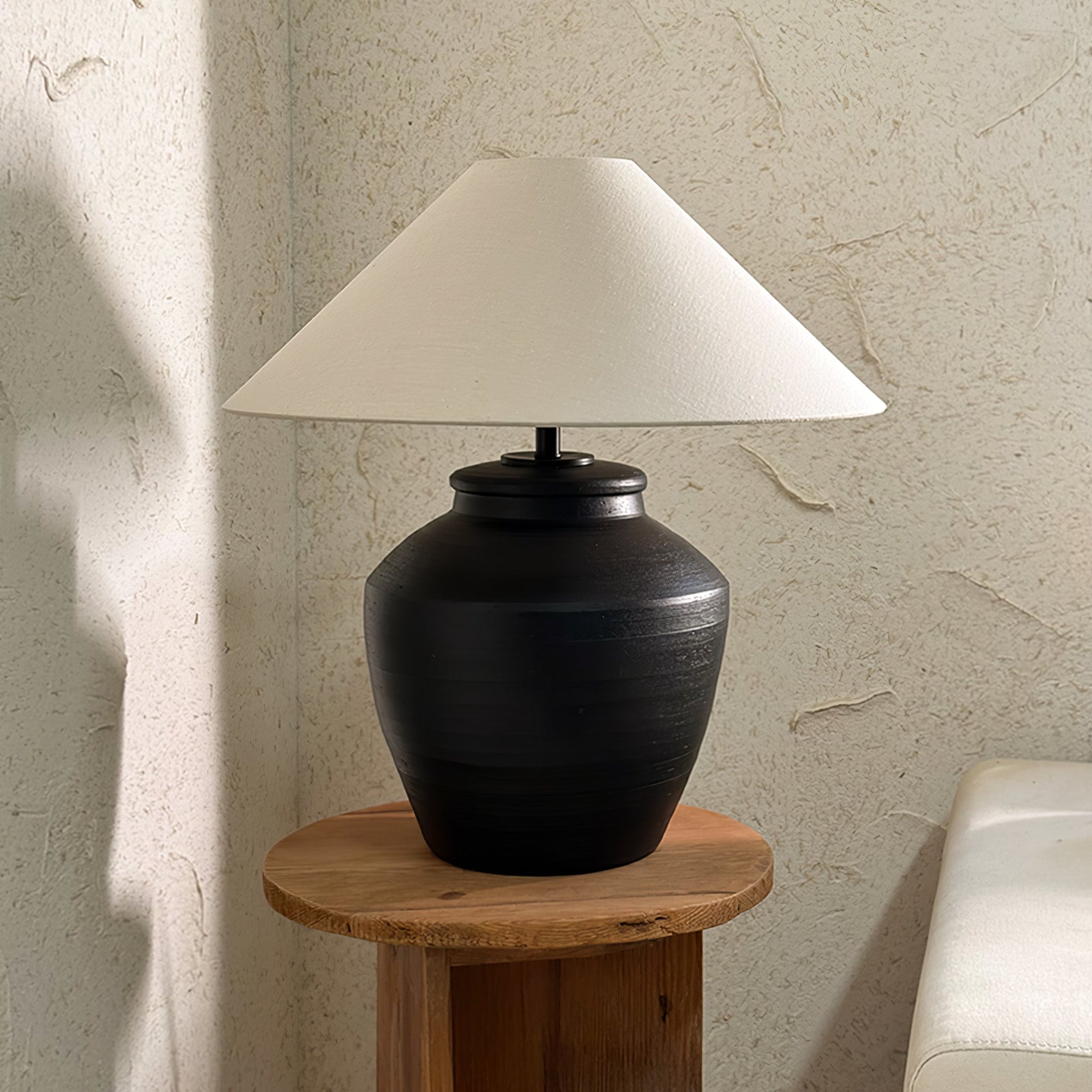 Lampă de masă rustică din ceramică neagră 