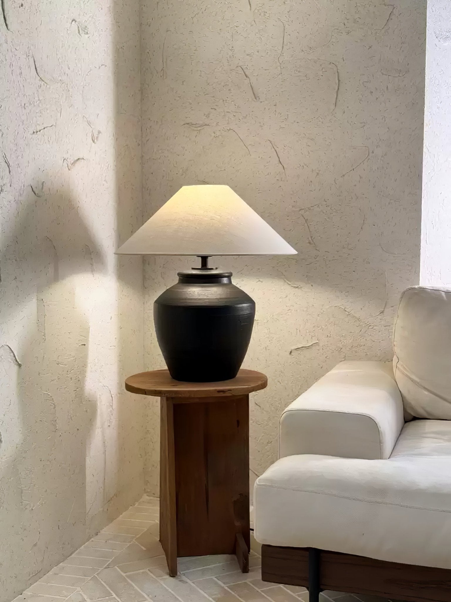 Lampă de masă rustică din ceramică neagră 