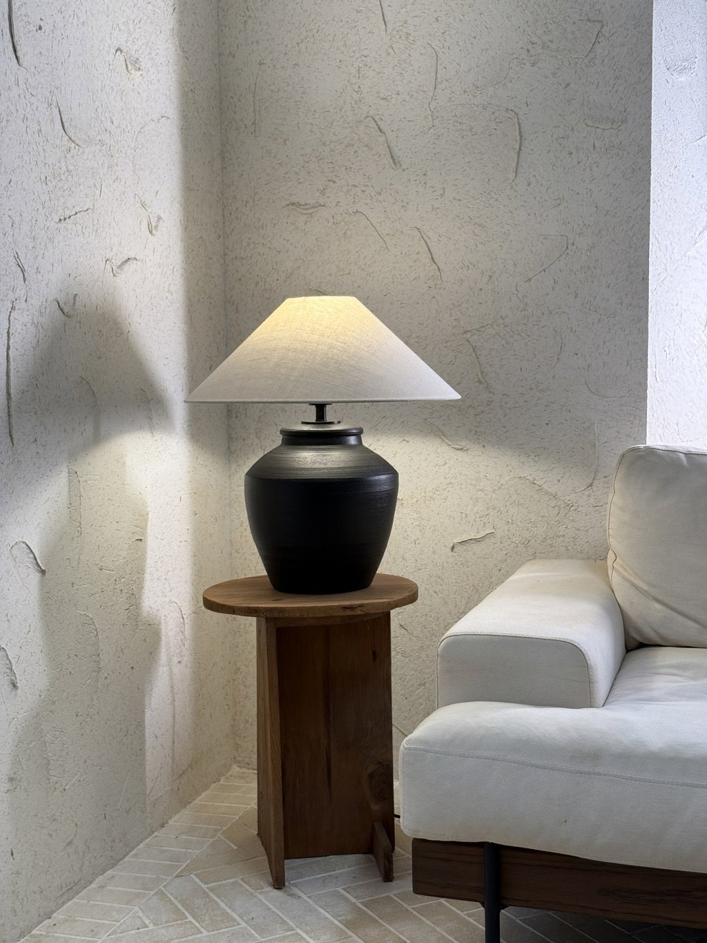 Lampă de masă rustică din ceramică neagră 