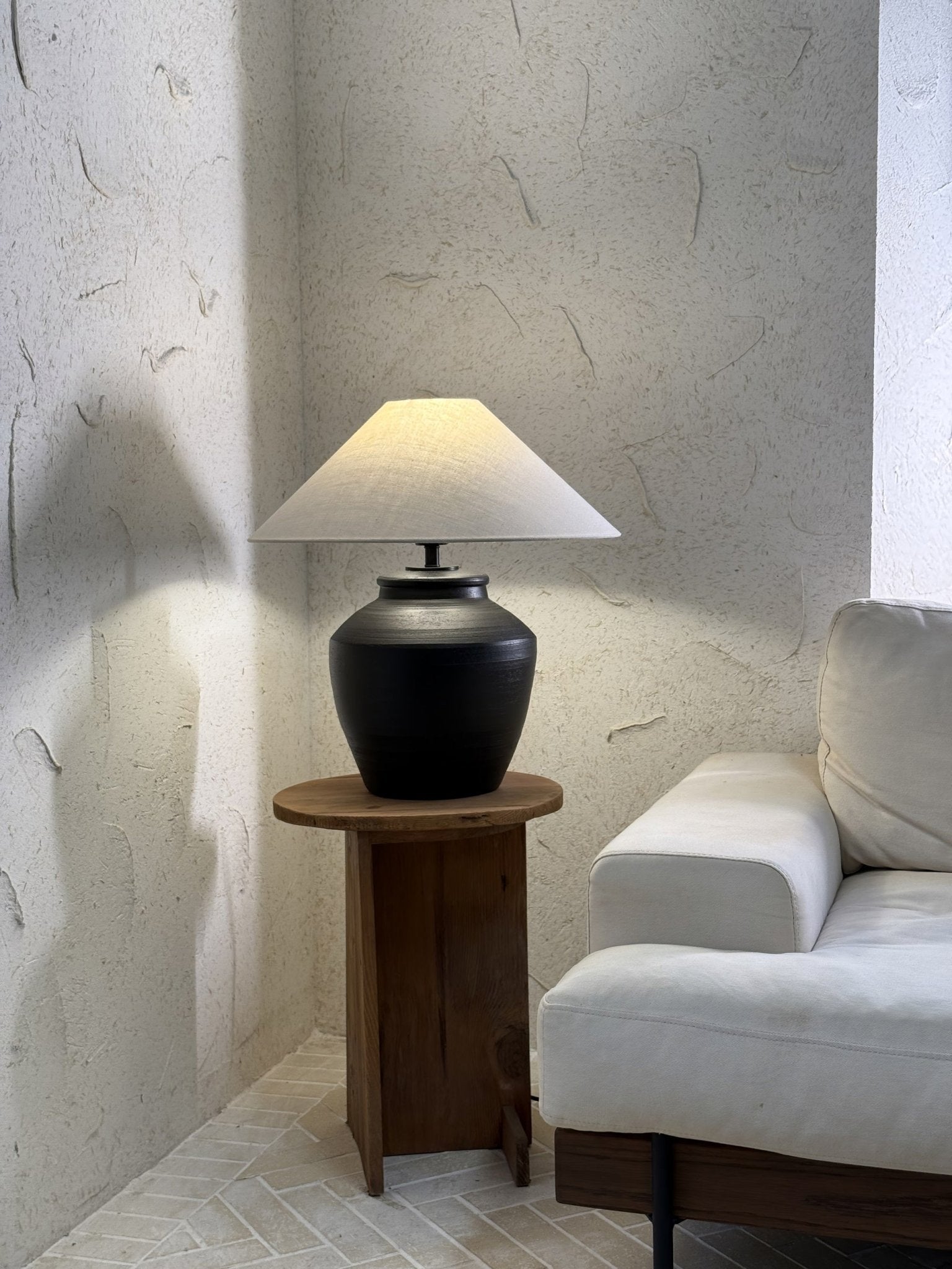 Lampă de masă rustică din ceramică neagră 