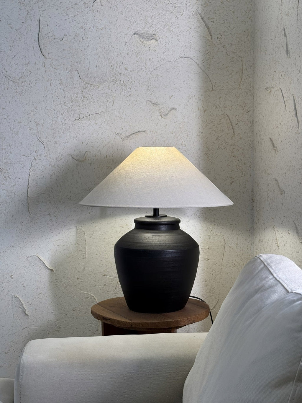 Lampă de masă rustică din ceramică neagră 