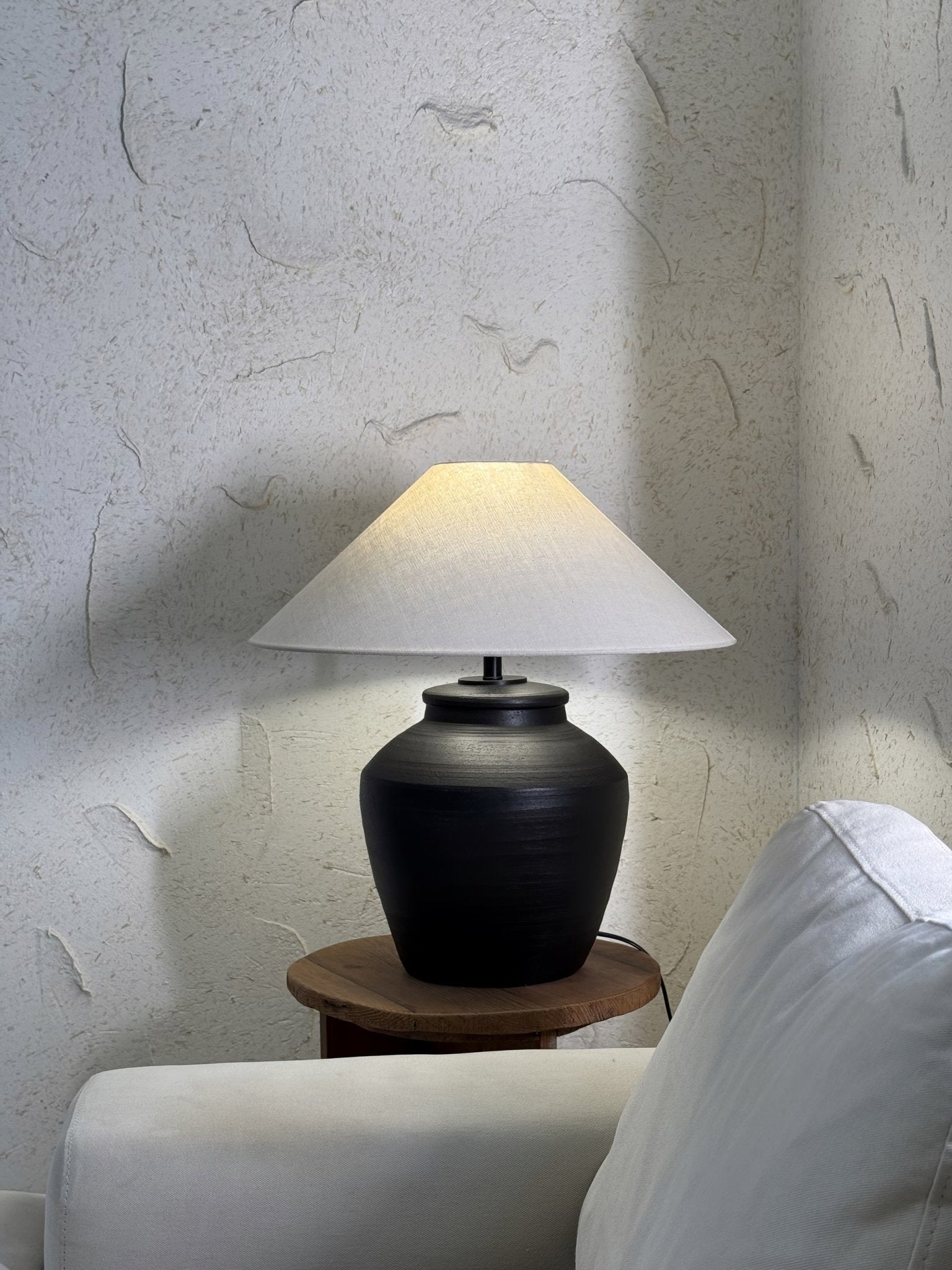 Lampă de masă rustică din ceramică neagră 