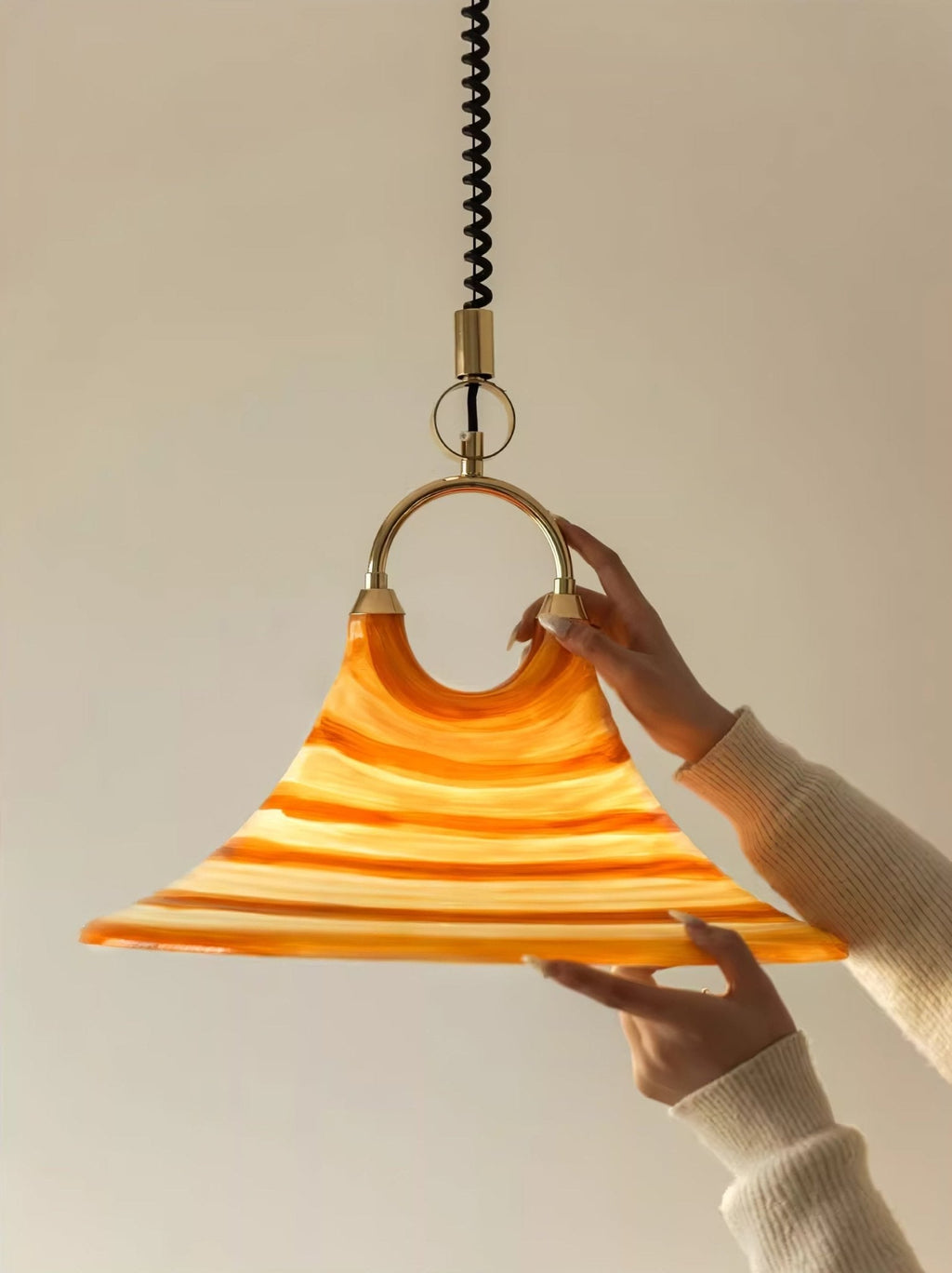 Lampă suspendată din sticlă spiralată Solari