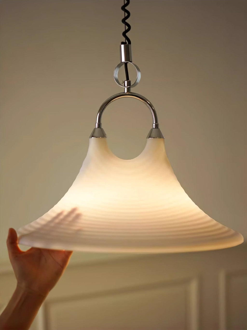 Lampă suspendată din sticlă spiralată Solari