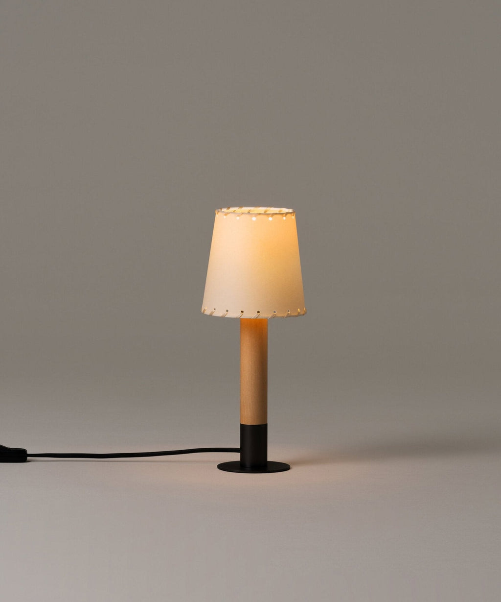 Lampă de masă cusută