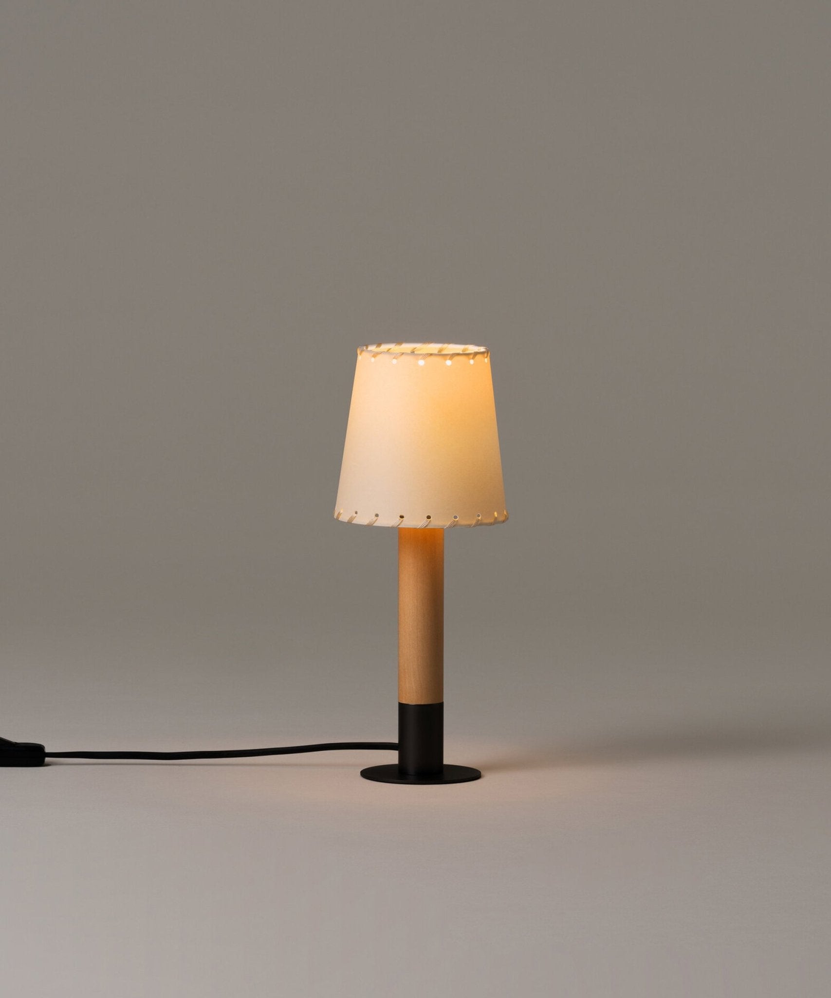 Lampă de masă cusută