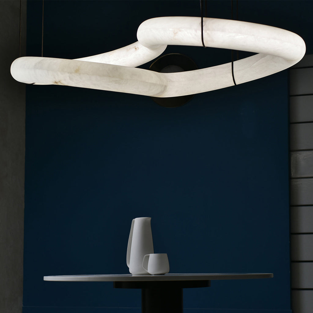 Lampă suspendată din alabastru, cu design aerodinamic