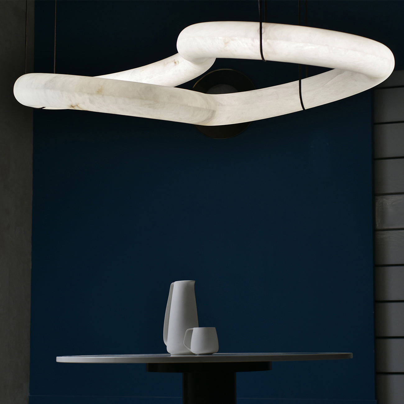 Lampă suspendată din alabastru, cu design aerodinamic