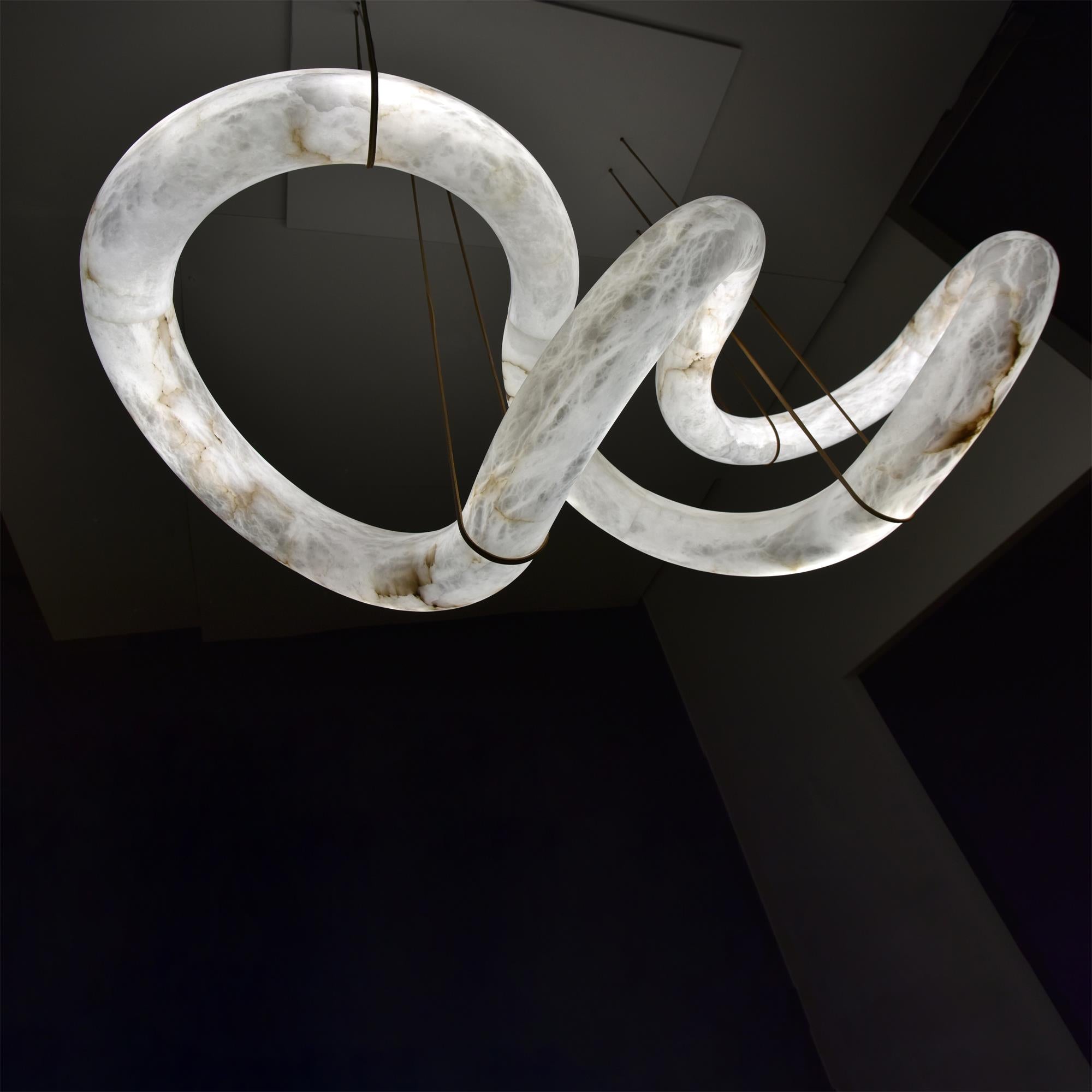Lampă suspendată din alabastru, cu design aerodinamic