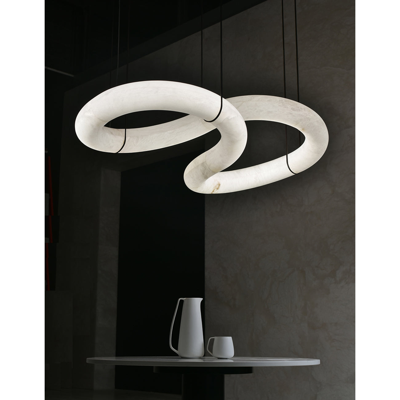 Lampă suspendată din alabastru, cu design aerodinamic