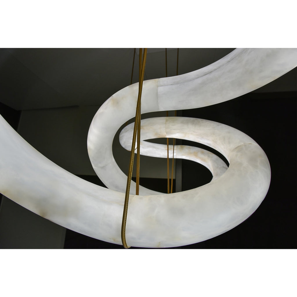 Lampă suspendată din alabastru, cu design aerodinamic