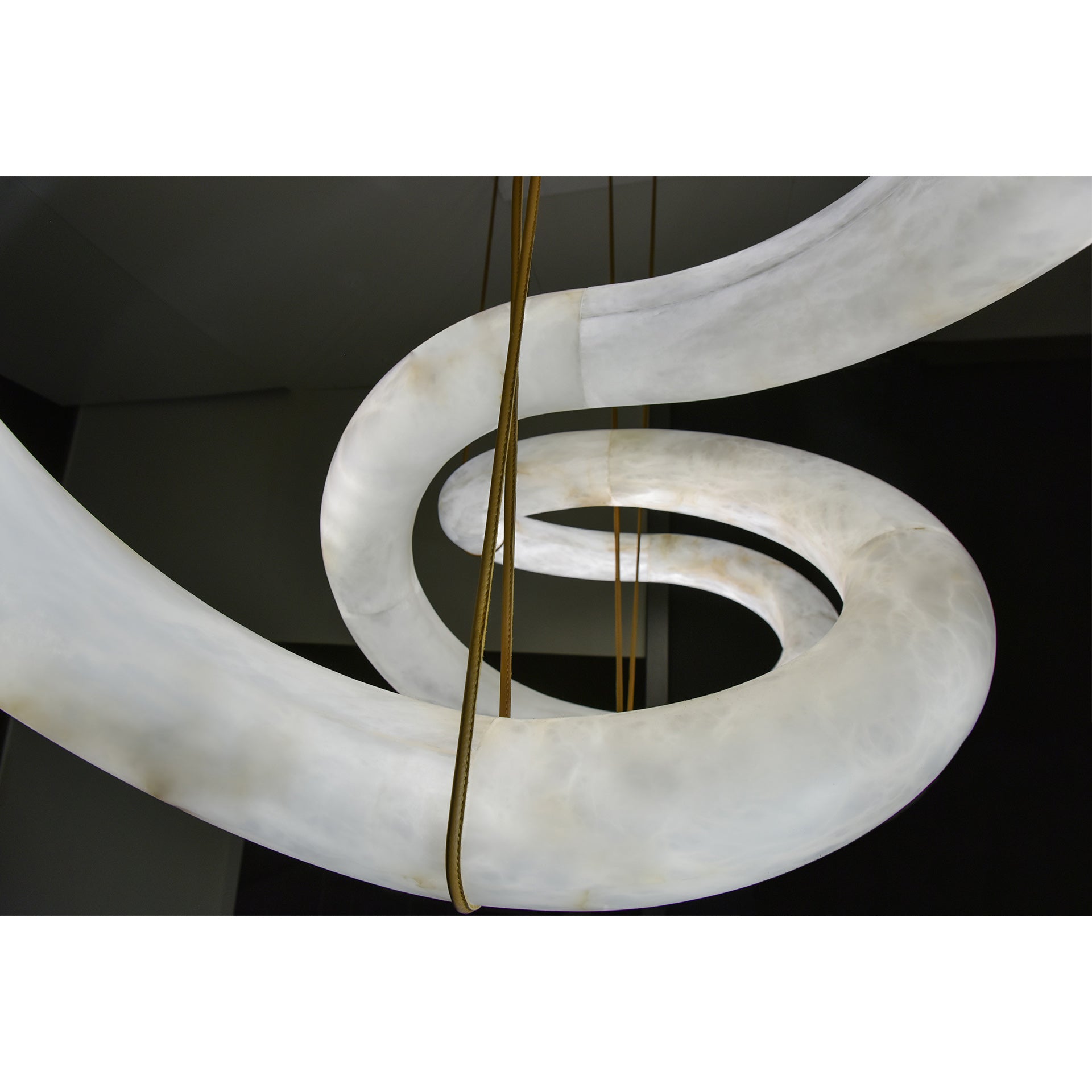 Lampă suspendată din alabastru, cu design aerodinamic