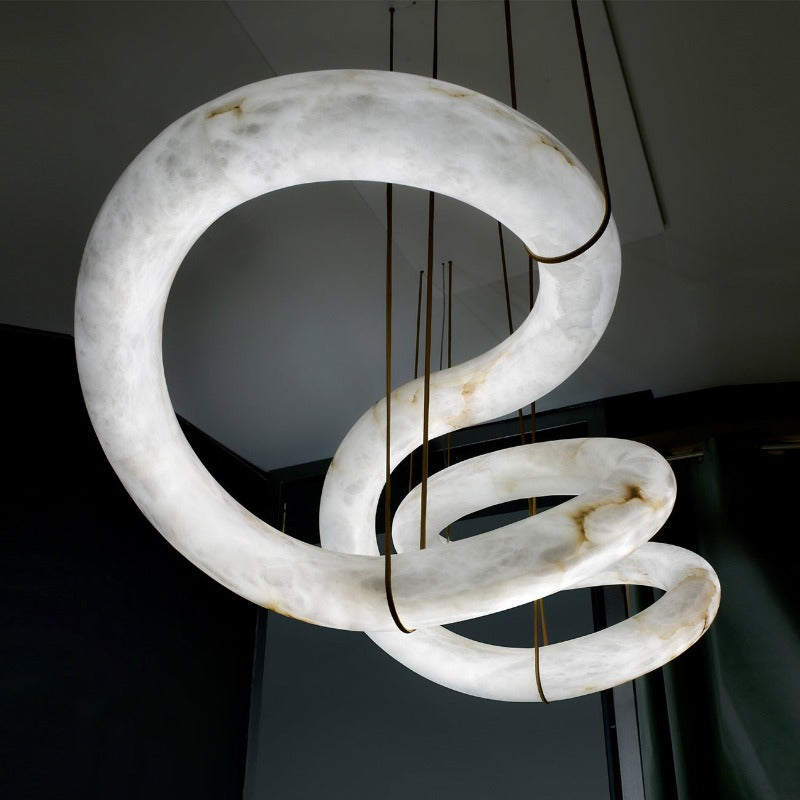 Lampă suspendată din alabastru, cu design aerodinamic