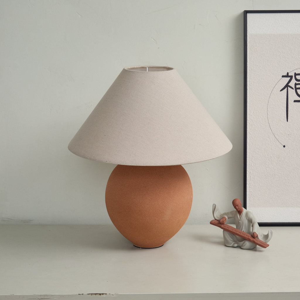 Lampă de masă ceramică în nuanțe de teracotă