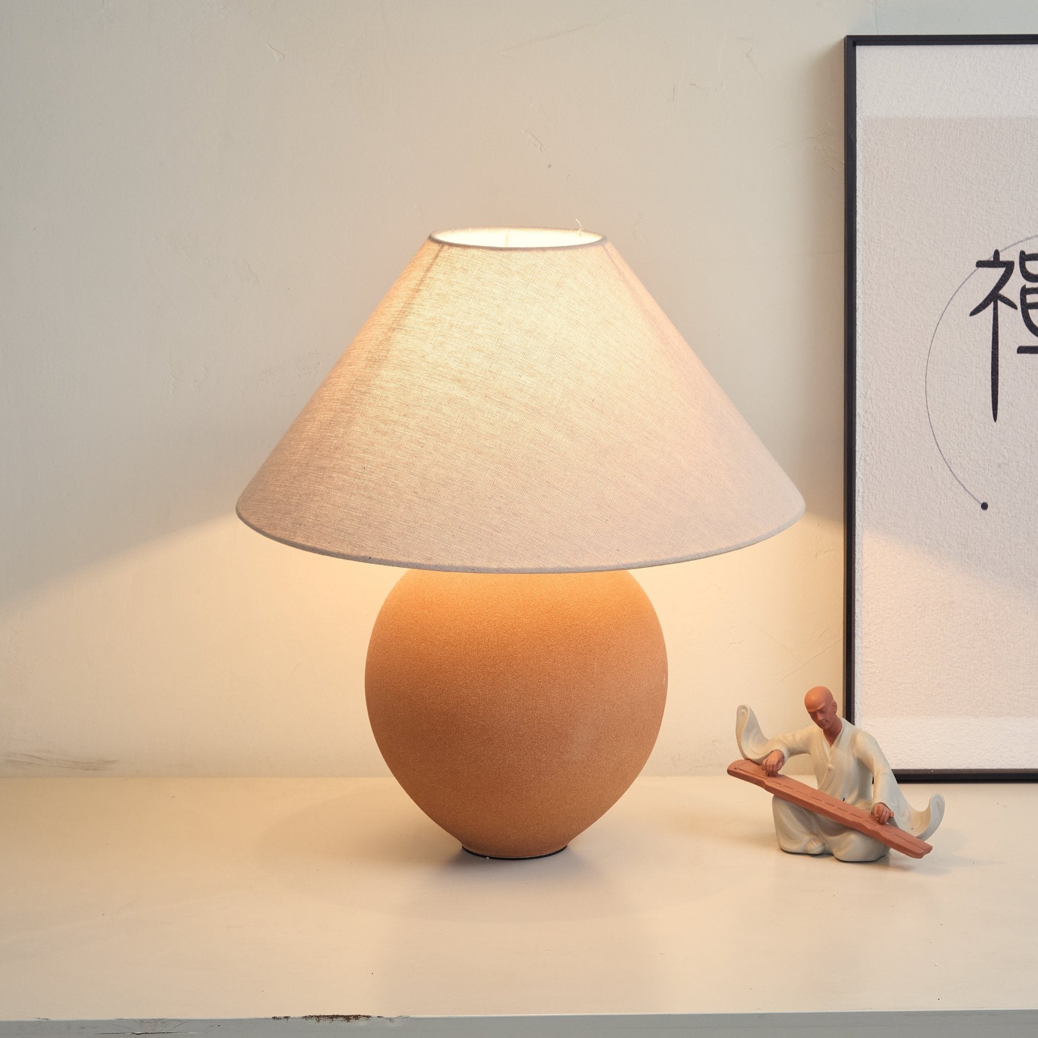 Lampă de masă ceramică în nuanțe de teracotă