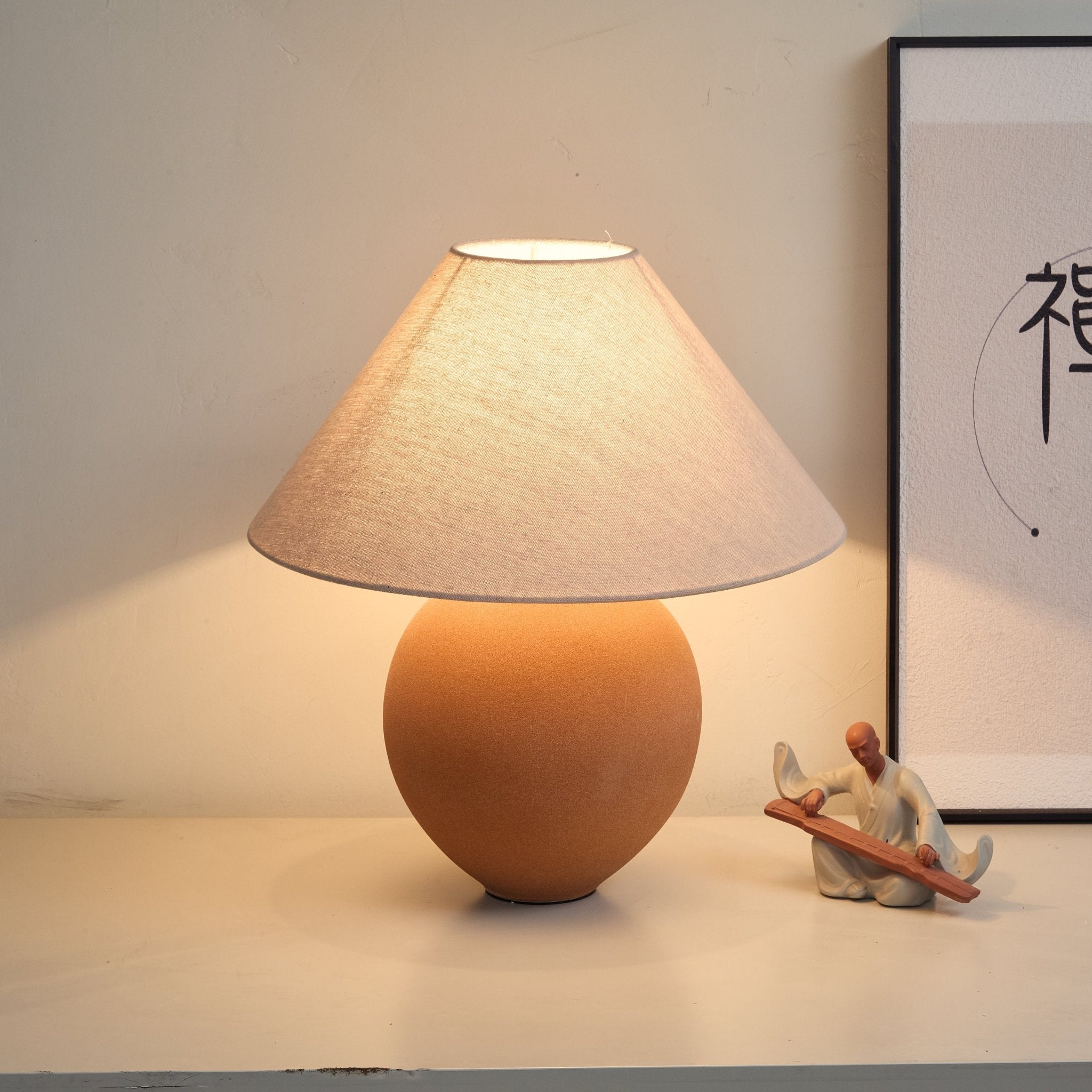 Lampă de masă ceramică în nuanțe de teracotă