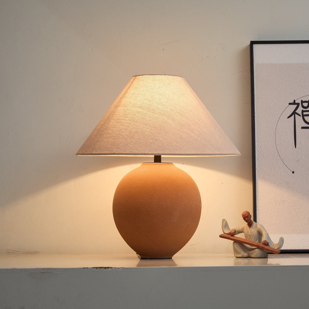 Lampă de masă ceramică în nuanțe de teracotă