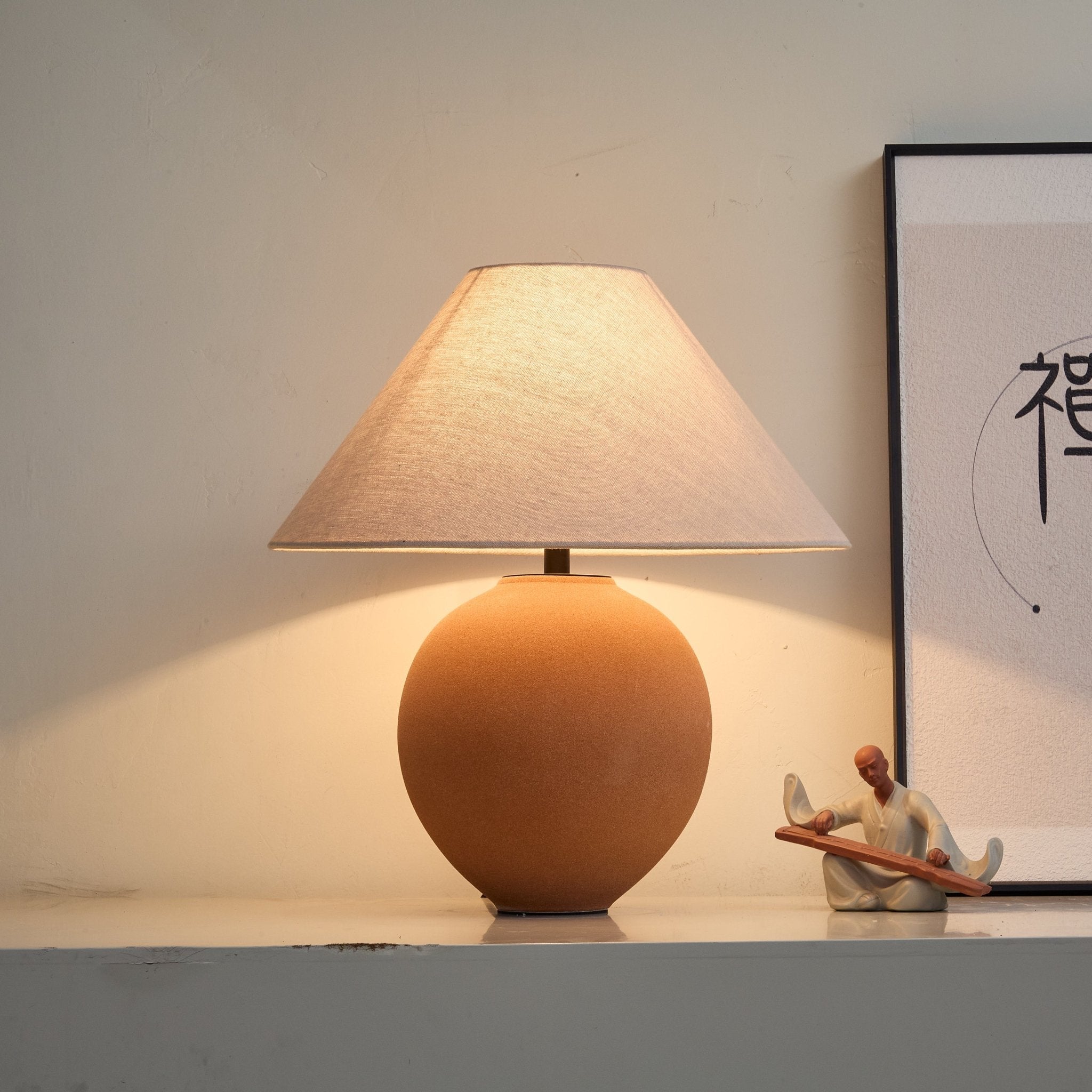 Lampă de masă ceramică în nuanțe de teracotă