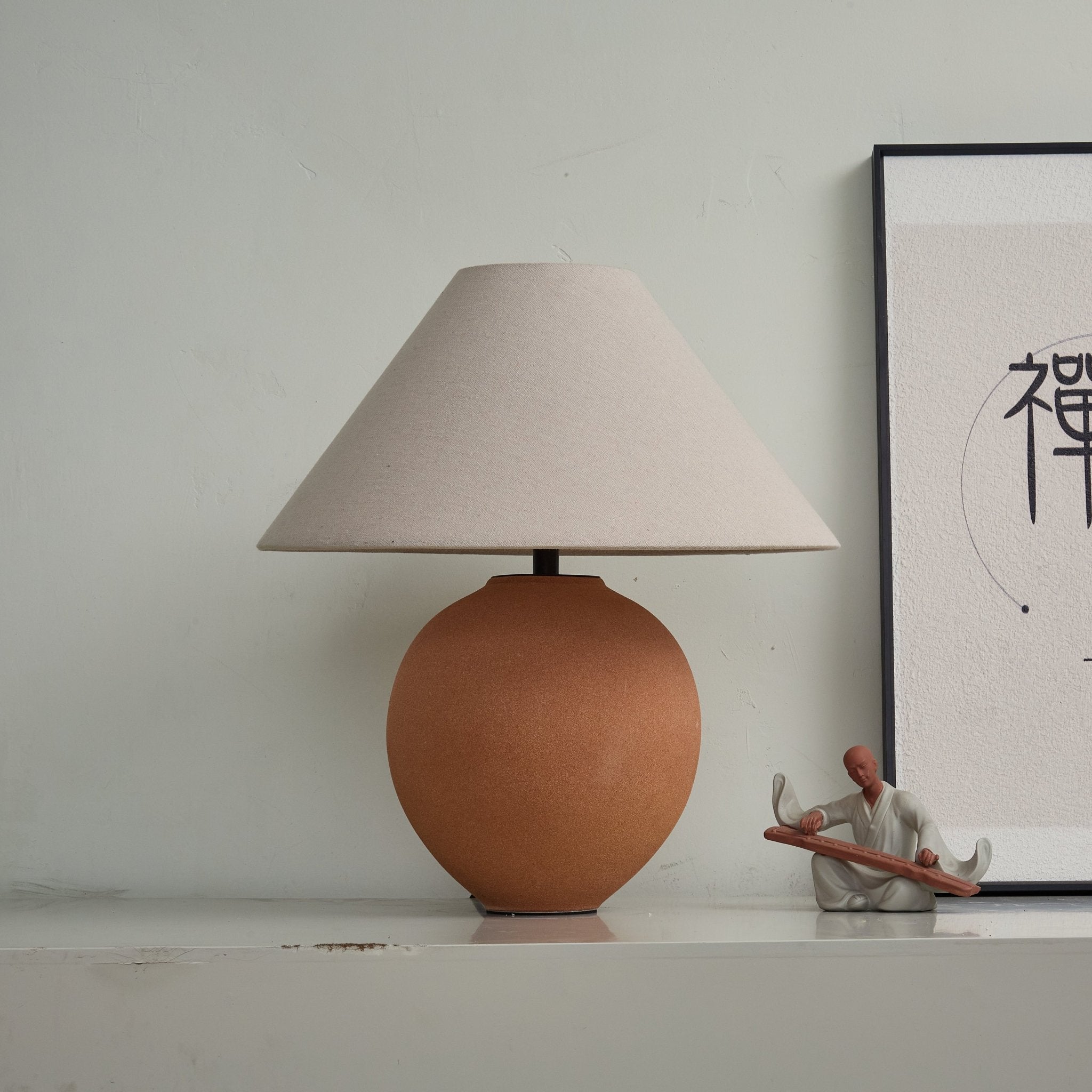 Lampă de masă ceramică în nuanțe de teracotă