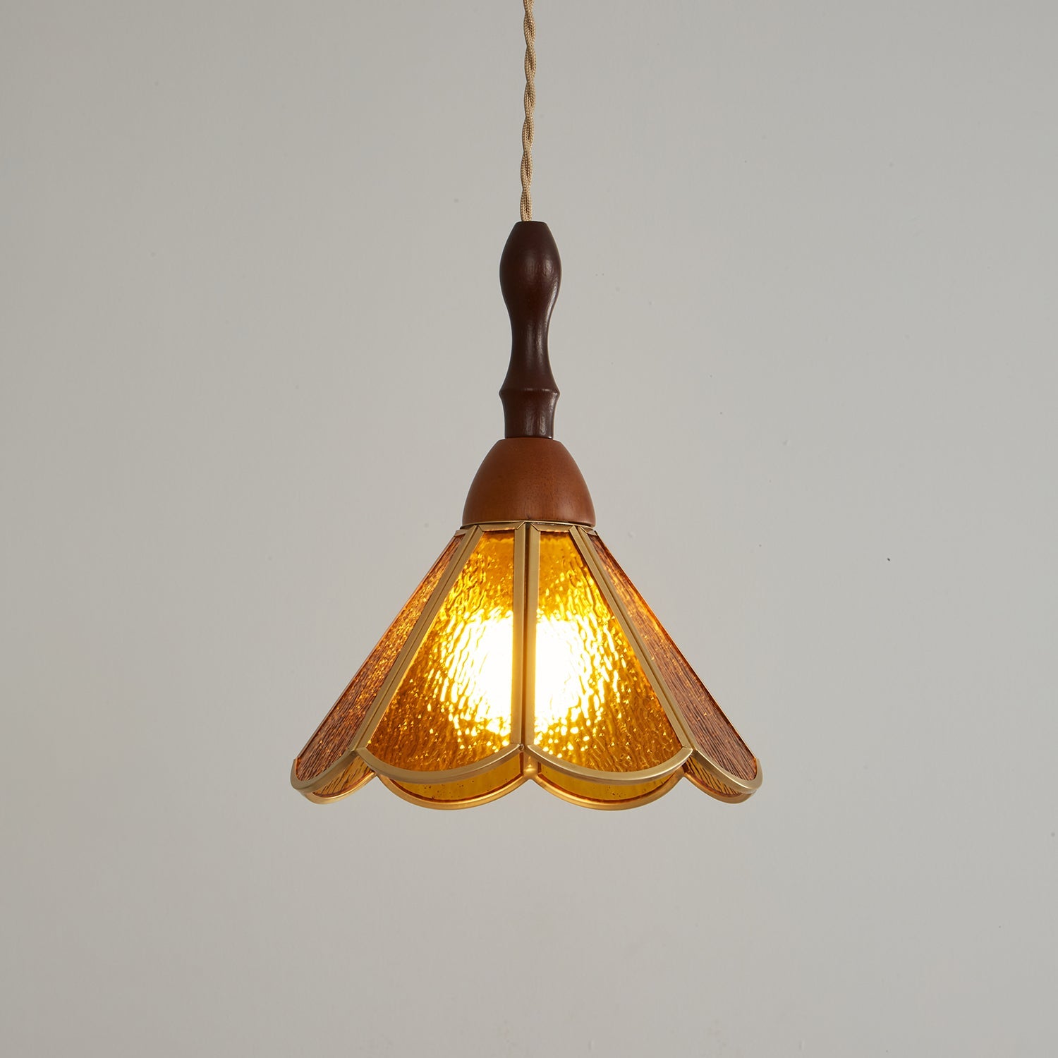 Lampă suspendată Tiffany cu vitralii
