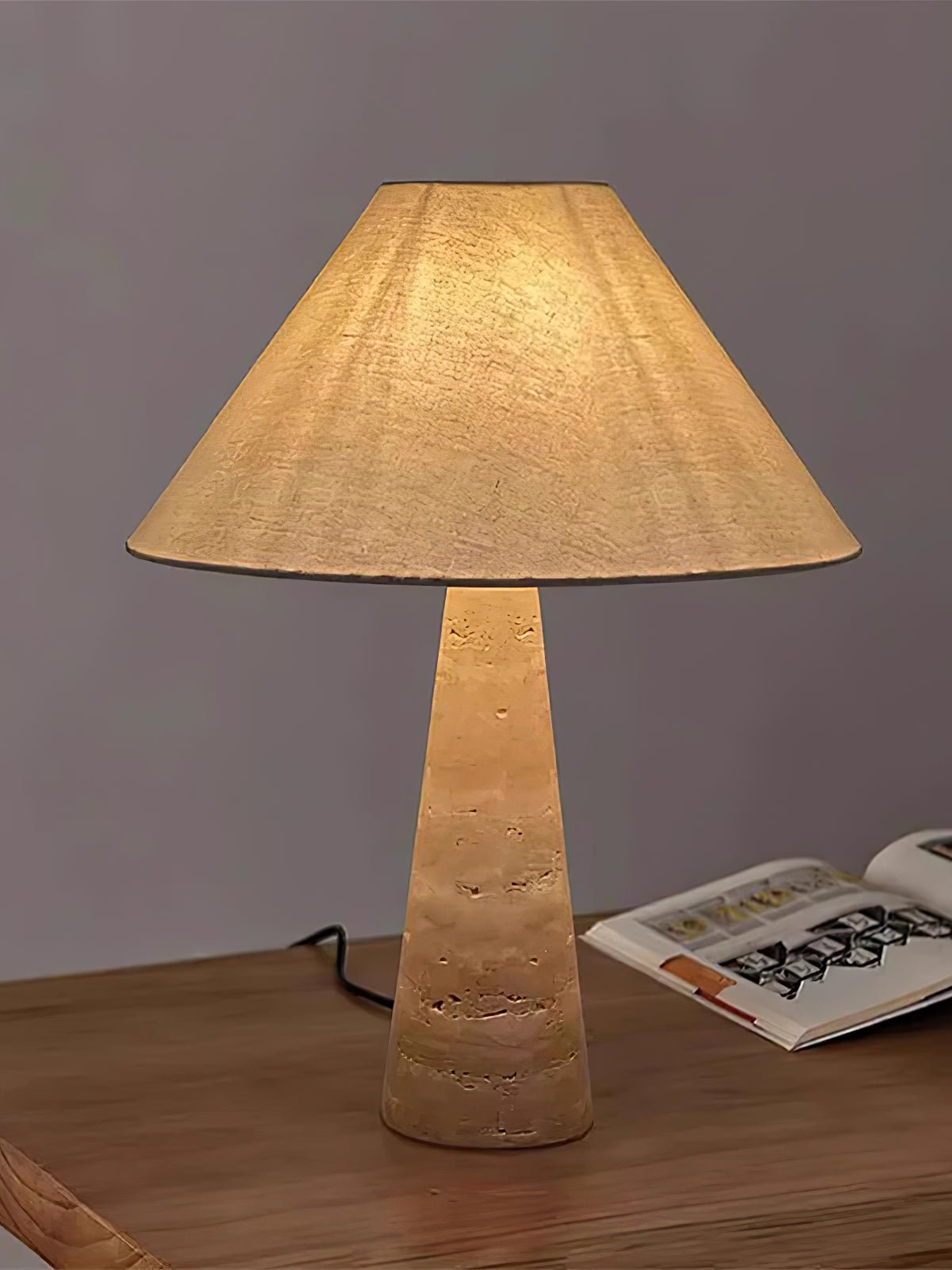 Lampă de masă cu coloană din travertin