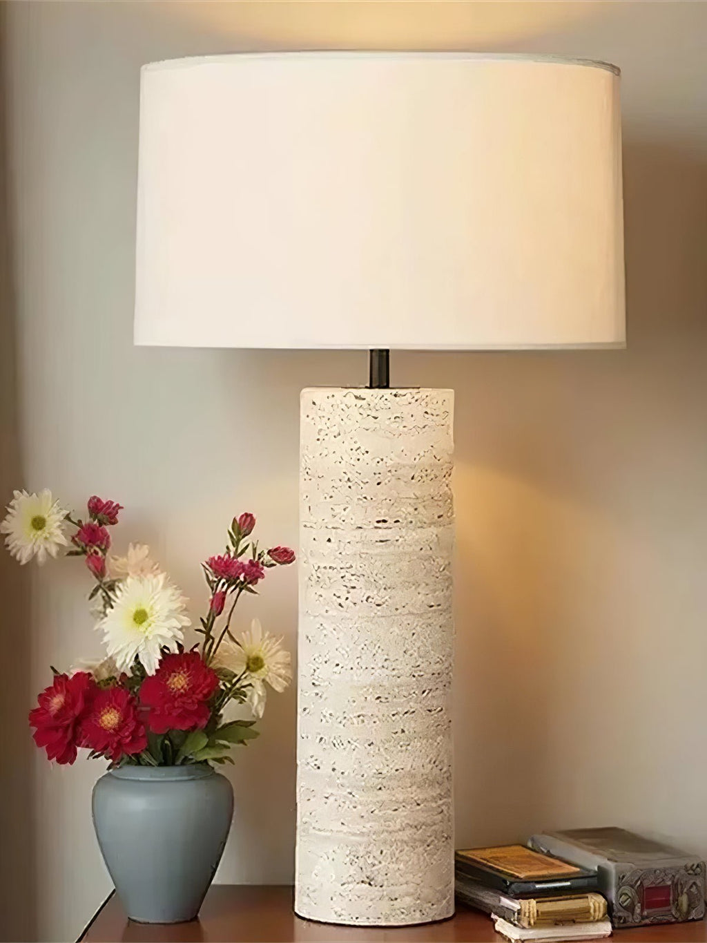 Lampă de masă cu coloană din travertin