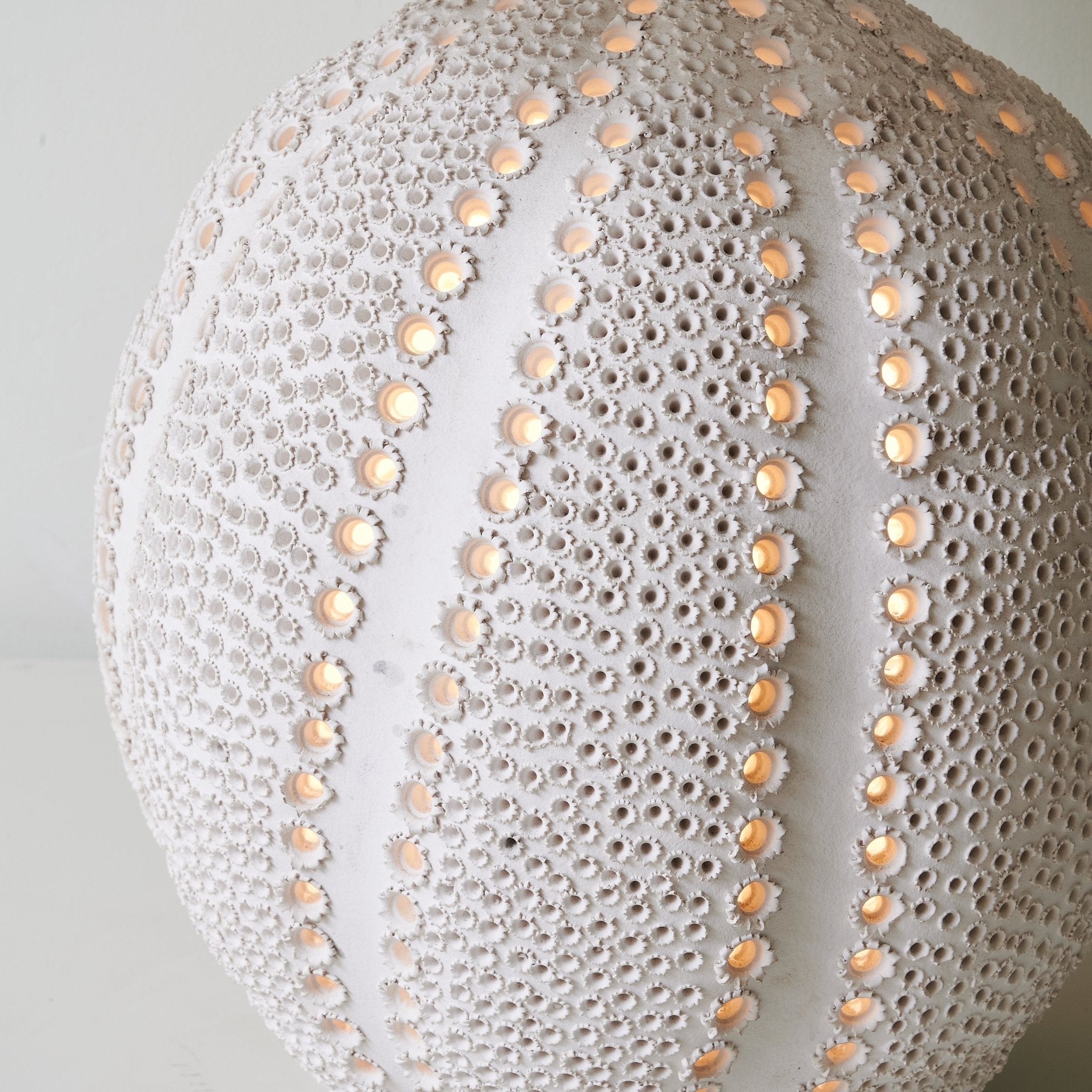 Lampă de masă din ceramică texturată Urchin