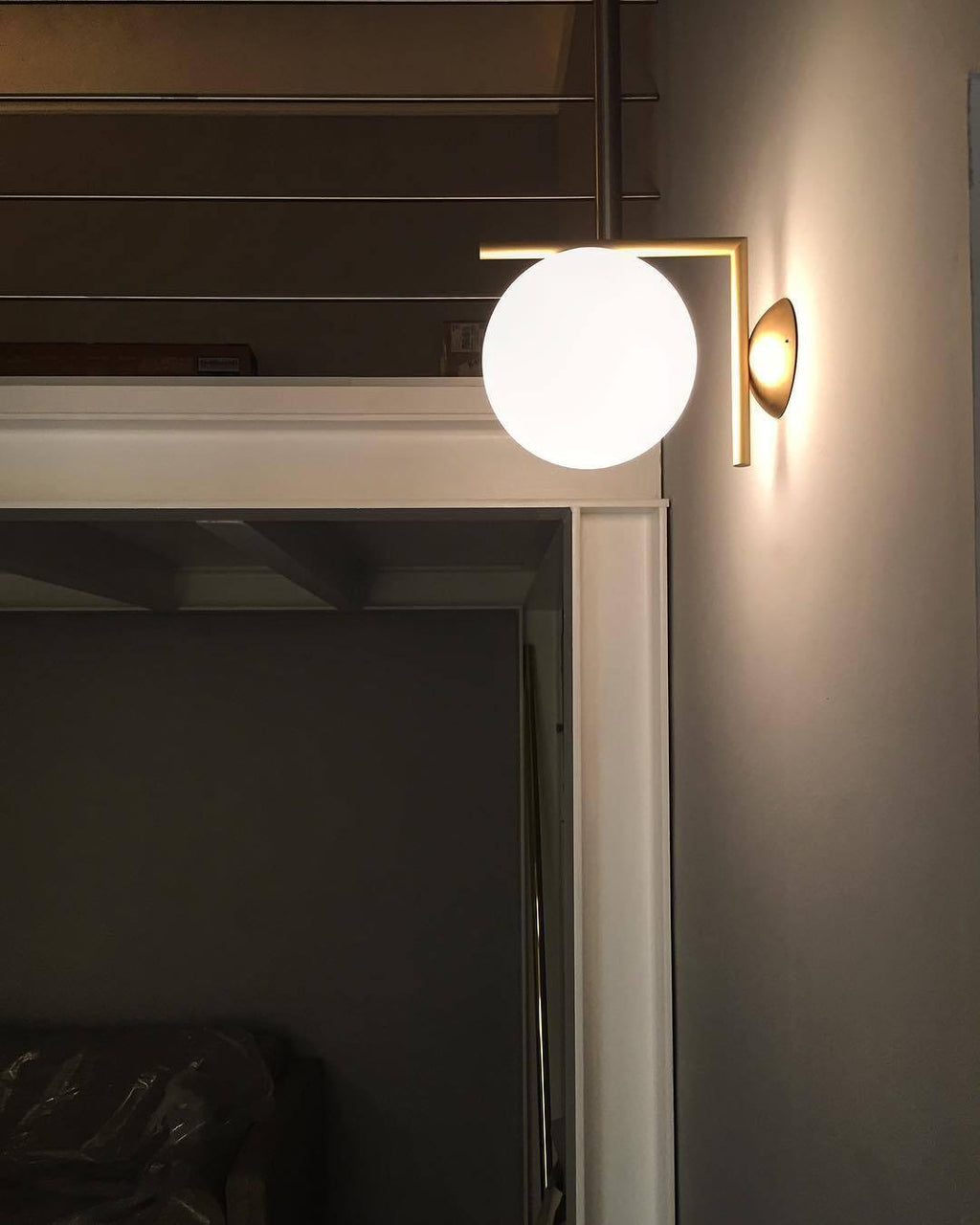 Lampă de perete din sticlă suflată cu sticlă opal